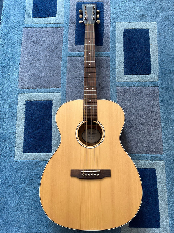 Art & Lutherie Legacy Electro-Acoustic Folk size Guitar in Natural