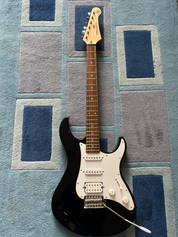Used YAMAHA Pacifica PAC012 in Gloss Black