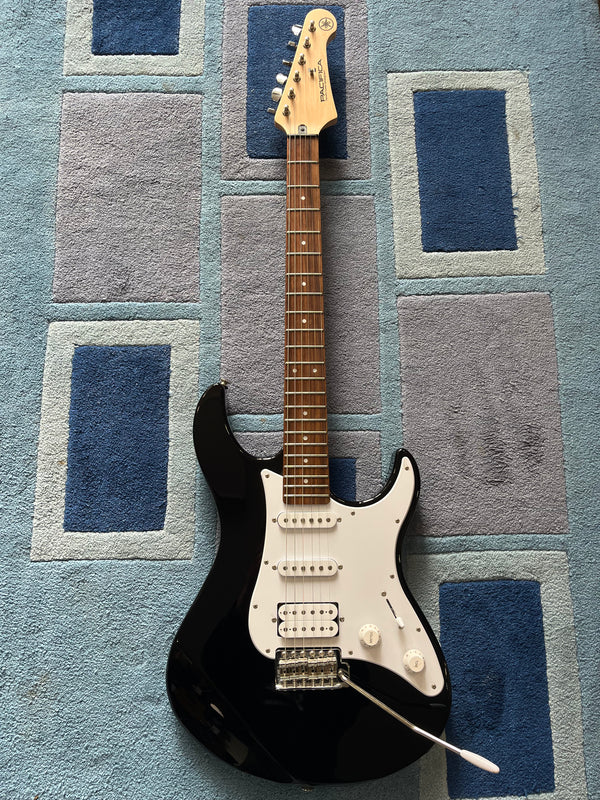 Used YAMAHA Pacifica PAC012 in Gloss Black