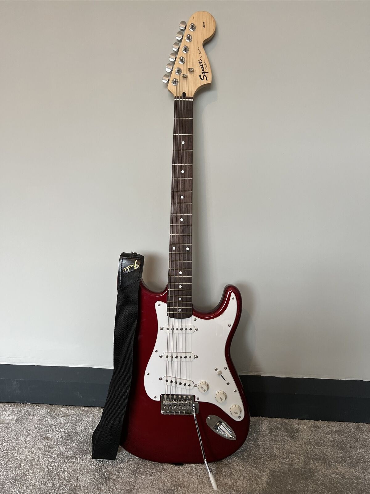 USED Squier by Fender Affinity Standard Stratocaster in Red. Rosewood neck